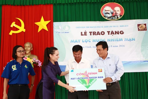Ca sĩ Phi Nhung trao máy lọc nước nhiễm mặn cho đồng bào miền Tây