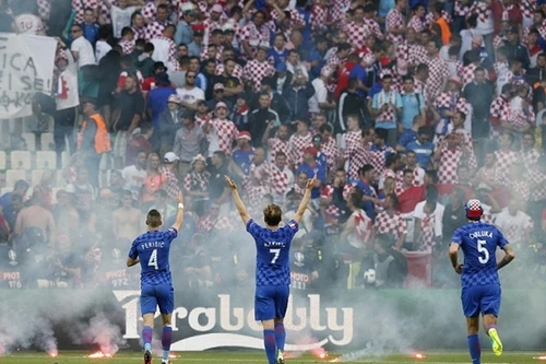 CĐV Croatia ẩu đả, ném pháo sáng xuống sân