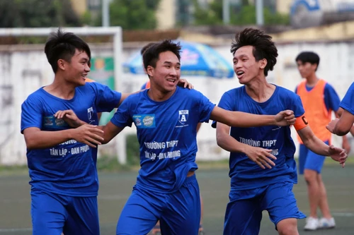 [ẢNH] Bàn thắng 'quý như vàng' đưa THPT Tân Lập vào bán kết