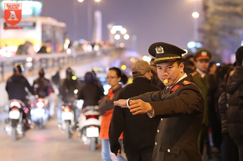 Hơn 300 cảnh sát lập hàng rào sống phân làn giao thông tại lễ cầu an chùa Phúc Khánh