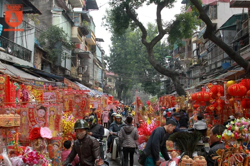 Hàng Mã rực đỏ ngày giáp Tết