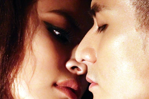 Hoàng Thùy Linh nóng bỏng khóa môi Vĩnh Thụy trong MV mới