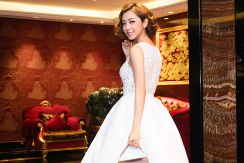 Hoa hậu Jennifer Phạm khoe vòng 1 căng đầy và eo thon khó cưỡng