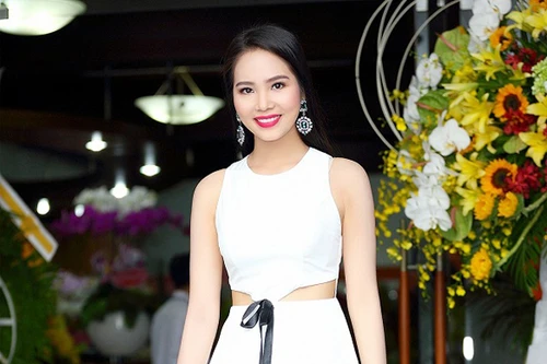 Dương Kim Ánh diện đầm cách điệu khoe "vòng eo con kiến"