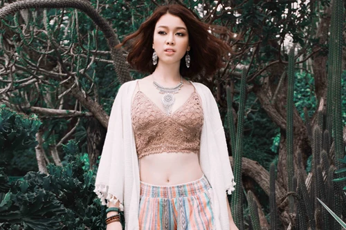 Hoa khôi Trương Tùng Lan quyến rũ với phong cách Bohemian