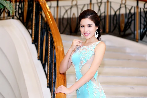 Diện đầm đuôi cá, Á hậu Khánh Phương khoe vòng 3 "khủng"