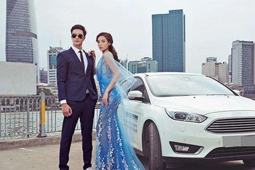 Hoa hậu Kỳ Duyên khoe đường cong quyến rũ bên "xế hộp"