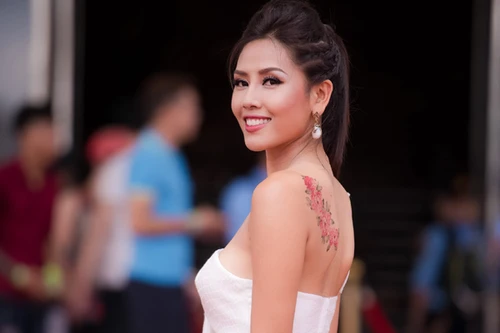 Nguyễn Thị Loan lưng trần quyến rũ làm MC tại Đại hội xăm hình