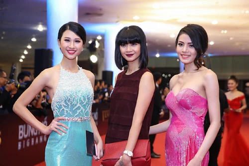 "Bà trùm" Hạ Vy diện đồ hiệu dẫn "gà cưng" tham dự "Đêm hội chân dài"