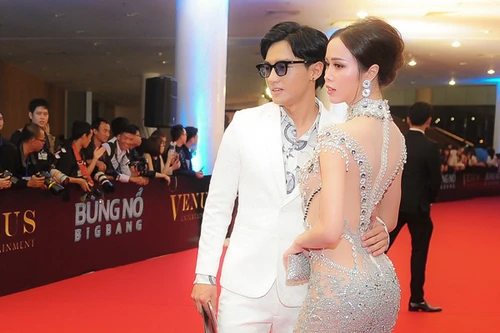 Diện đầm xuyên thấu, Vũ Ngọc Anh nổi bật trên thảm đỏ "Đêm hội chân dài"