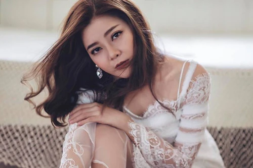 Cựu thành viên Mắt Ngọc "lột xác" với hình ảnh đầy quyến rũ