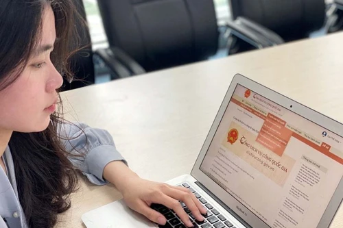 Tiếp tục giảm phí, lệ phí để khuyến khích sử dụng dịch vụ công trực tuyến