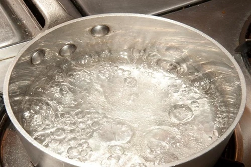 Nghi án cha mẹ dùng nước sôi tra tấn con