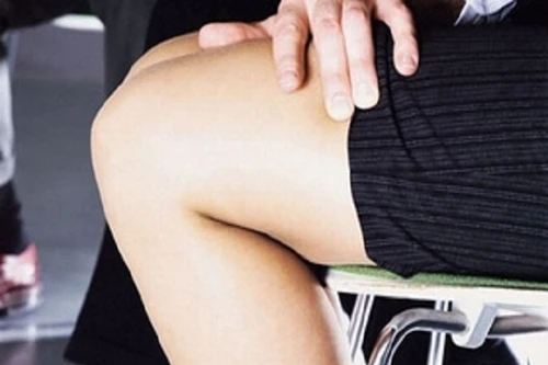 Đi khám đau lưng, cô gái trẻ bị bác sĩ sàm sỡ