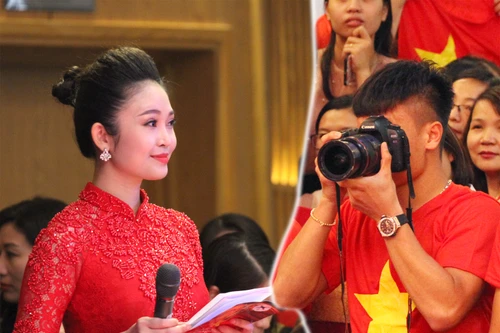 Quang Hải mượn máy ảnh chụp hình nữ MC xinh đẹp tại lễ nhận thưởng