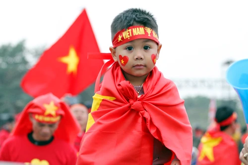 [ẢNH] Cờ đỏ sao vàng "thắp lửa" Mỹ Đình trước chung kết AFF Cup 2018