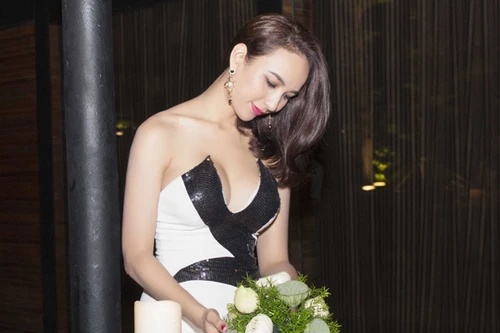 Hoa hậu Ngọc Diễm bất ngờ khoe vòng 1 "khủng"