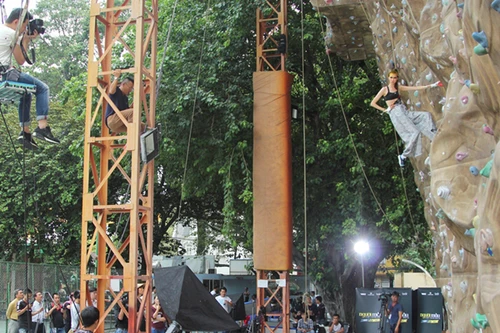 "Kều nữ" Hồng Xuân khóc thét với thử thách chụp ảnh leo núi