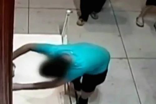 Cậu bé "đấm" thủng bức tranh trị giá 1,5 triệu USD trong bảo tàng