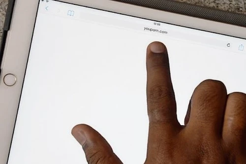 Bị người dân phản đối, Ấn Độ mở lại 857 web sex