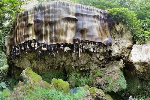 Kỳ lạ: Hang động biến mọi thứ thành đá