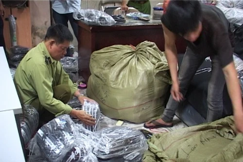 Thu giữ gần 700 đôi dép dán mác giả