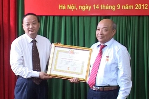 Trao tặng huy hiệu 40 năm tuổi đảng cho đồng chí Nguyễn Quốc Triệu