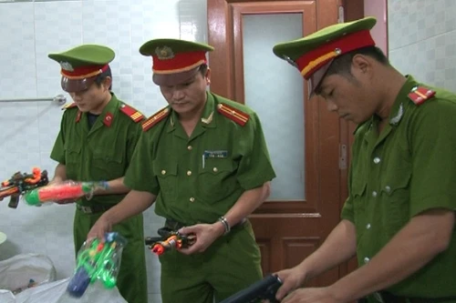 Bắt xe ô tô khách vận chuyển đồ chơi bạo lực trẻ em