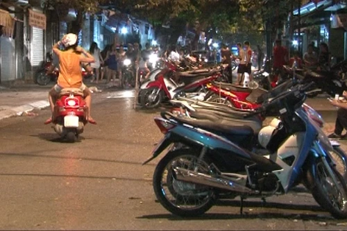 Nhốn nháo dịch vụ trông giữ xe phố Trung thu Hà Nội