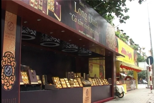 Ki ốt bán bánh trung thu tràn ngập vỉa hè 