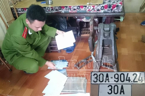 Vì lợi nhuận, bất chấp từng bị xử lý, vẫn làm biển kiểm soát giả