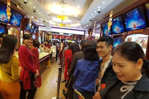 Ngày Thần Tài: Gửi xe chặt chém trên "phố vàng"