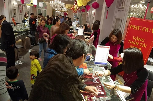 Sát ngày Thần Tài, cửa hàng vàng nườm nượp khách