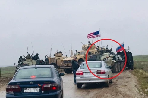 [ẢNH] Xe bọc thép Nga húc thẳng thiết giáp Mỹ khi bị cản đường?