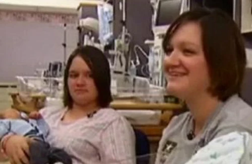 Chị em sinh đôi sinh con cùng ngày