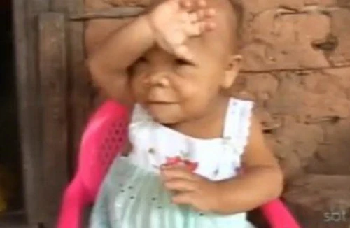 30 tuổi hóa thành trẻ bế ẵm