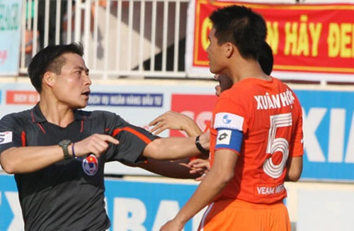 Thổi sai, trọng tài Văn Quyết bị xử nặng