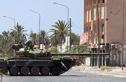 Căng thẳng leo thang, ông Gaddafi chuẩn bị rời Libya 