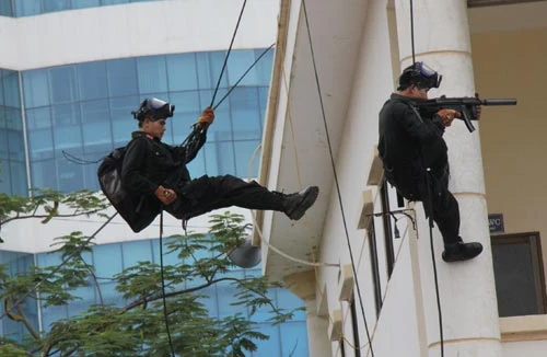 Diễn tập chống khủng bố, giải cứu con tin