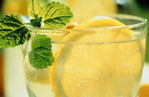 Cần khuyến khích uống nước chanh