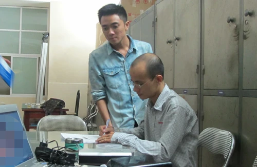 Thạc sỹ đi rao bán phim “đen”