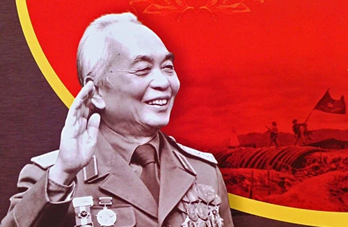 Sách ảnh song ngữ về Đại tướng Võ Nguyên Giáp