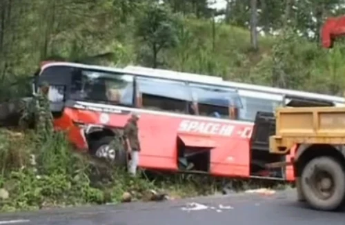 Xe khách đâm vách núi, 3 người chết, 45 người bị thương