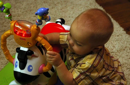 Đồ chơi tiếng to gây hại cho thính lực của trẻ