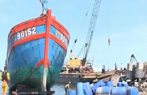 Tàu cá ĐNa 90152 bị tàu Trung Quốc đâm hư hỏng hoàn toàn
