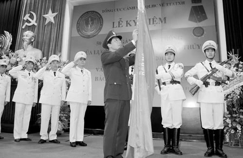 Đón nhận Huân chương Bảo vệ Tổ quốc hạng Nhất