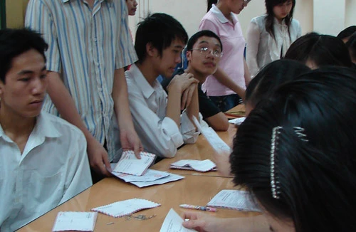 Chỗ quá tải, nơi khan hiếm thí sinh