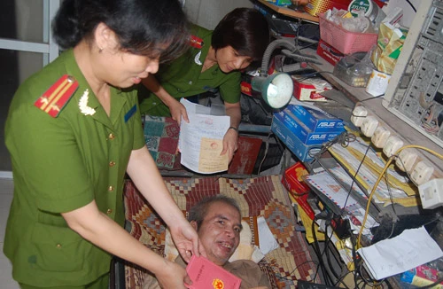 Trao sổ hộ khẩu tại nhà cho người tàn tật