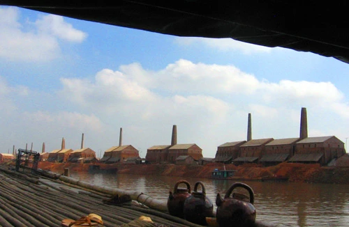 Thả thuyền gốm trên sông Hồng