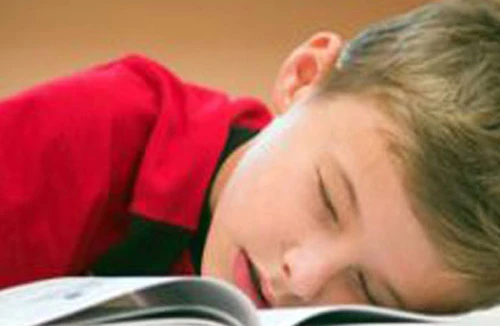 Trẻ thiếu ngủ sẽ học kém 